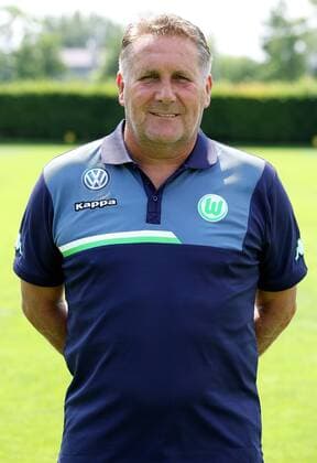 Assistenztrainer Ton Lokhoff Einzelbild Portrait Portraet Porträt Oberkoerper Oberkörper Hochformat Fußball Fussball Bundesliga Fototermin Porträttermin DFL 2015 2016 Saison 2015 2016 16.07.2015 VfL Wolfsburg Trainingsplatz am VfL-Center