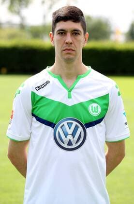 Felipe Lopes Einzelbild Portrait Portraet Porträt Oberkoerper Oberkörper Hochformat Fußball Fussball Bundesliga Fototermin Porträttermin DFL 2015 2016 Saison 2015 2016 16.07.2015 VfL Wolfsburg Trainingsplatz am VfL-Center