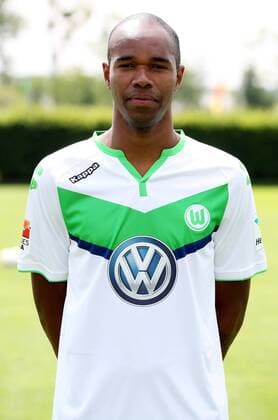 Naldo Einzelbild Portrait Portraet Porträt Oberkoerper Oberkörper Hochformat Fußball Fussball Bundesliga Fototermin Porträttermin DFL 2015 2016 Saison 2015 2016 16.07.2015 VfL Wolfsburg Trainingsplatz am VfL-Center