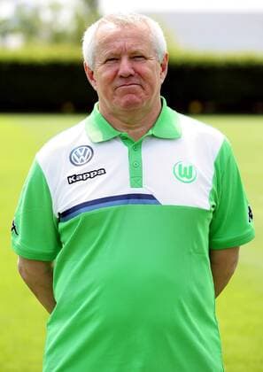 Mannschaftsarzt Dr. Guenter Günter Pfeiler Einzelbild Portrait Portraet Porträt Oberkoerper Oberkörper Hochformat Fußball Fussball Bundesliga Fototermin Porträttermin DFL 2015 2016 Saison 2015 2016 16.07.2015 VfL Wolfsburg Trainingsplatz am VfL-Center