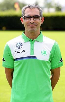 Physiotherapeut Michele Putaro Einzelbild Portrait Portraet Porträt Oberkoerper Oberkörper Hochformat Fußball Fussball Bundesliga Fototermin Porträttermin DFL 2015 2016 Saison 2015 2016 16.07.2015 VfL Wolfsburg Trainingsplatz am VfL-Center