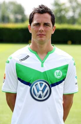Marcel Schaefer Schäfer Einzelbild Portrait Portraet Porträt Oberkoerper Oberkörper Hochformat Fußball Fussball Bundesliga Fototermin Porträttermin DFL 2015 2016 Saison 2015 2016 16.07.2015 VfL Wolfsburg Trainingsplatz am VfL-Center