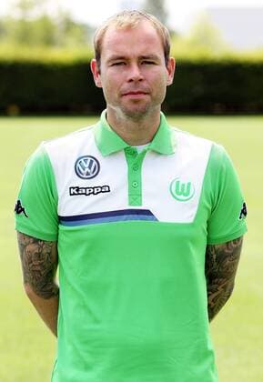Zeugwart Nils Scholz Einzelbild Portrait Portraet Porträt Oberkoerper Oberkörper Hochformat Fußball Fussball Bundesliga Fototermin Porträttermin DFL 2015 2016 Saison 2015 2016 16.07.2015 VfL Wolfsburg Trainingsplatz am VfL-Center