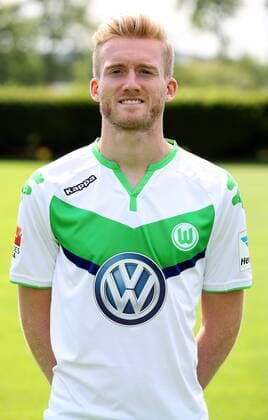 Andre Schuerrle Schürrle Einzelbild Portrait Portraet Porträt Oberkoerper Oberkörper Hochformat Fußball Fussball Bundesliga Fototermin Porträttermin DFL 2015 2016 Saison 2015 2016 16.07.2015 VfL Wolfsburg Trainingsplatz am VfL-Center