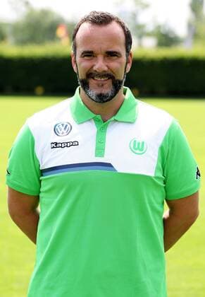 Chiropraktor Alexander Steinbrenner Einzelbild Portrait Portraet Porträt Oberkoerper Oberkörper Hochformat Fußball Fussball Bundesliga Fototermin Porträttermin DFL 2015 2016 Saison 2015 2016 16.07.2015 VfL Wolfsburg Trainingsplatz am VfL-Center