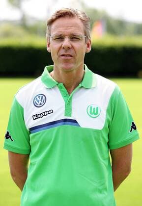 Mannschaftsarzt Dr. Gunter Wilhelm Einzelbild Portrait Portraet Porträt Oberkoerper Oberkörper Hochformat Fußball Fussball Bundesliga Fototermin Porträttermin DFL 2015 2016 Saison 2015 2016 16.07.2015 VfL Wolfsburg Trainingsplatz am VfL-Center