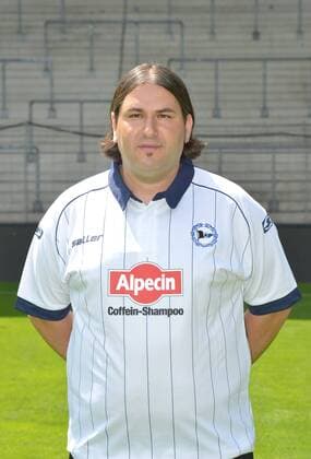 16.07.2015, Fussball, 2. LIGA, Saison 2015 2016, SCHÜCO-ARENA, BIELEFELD DSC ARMINIA BIELEFELD, PORTRAITTERMIN 2015 2016 Samuel da Costa (Physiotherapeut Arminia Bielefeld), Portrait, Aktion, Einzelbild, Hoch
