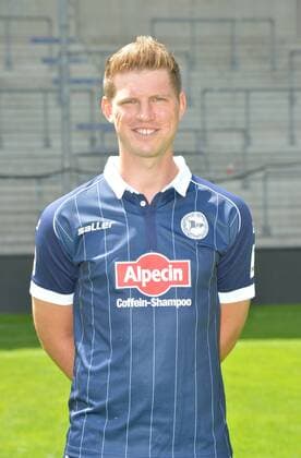 16.07.2015, Fussball, 2. LIGA, Saison 2015 2016, SCHÜCO-ARENA, BIELEFELD DSC ARMINIA BIELEFELD, PORTRAITTERMIN 2015 2016 Fabian Klos (Arminia Bielefeld), Portrait, Aktion, Einzelbild, Hoch, Freude, freuen, Lachen, lächeln