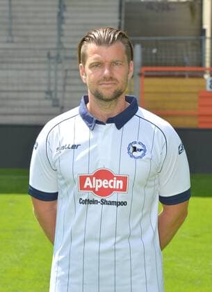 16.07.2015, Fussball, 2. LIGA, Saison 2015 2016, SCHÜCO-ARENA, BIELEFELD DSC ARMINIA BIELEFELD, PORTRAITTERMIN 2015 2016 Michael Schweika (Osteopath und Physiotherapeut Arminia Bielefeld), Portrait, Aktion, Einzelbild, Hoch