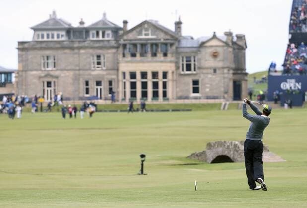 Aktuell Golf - The 144th Open Championship American Tiger Woods tees off on the 18th tee on the first day of the 144th Open Championship, St.Andrews on July 16, 2015.  LON2015071650 HUGOxPHILPOTT