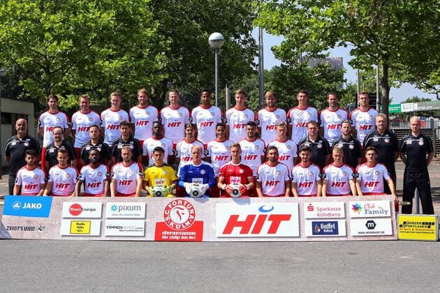 Fototermin des SC Fortuna Köln ( Dritte Liga ) am Donnerstag, 16. Juli 2015, im Südstadion Köln. Mannschaftsfoto SC Fortuna Köln Vordere Reihe von links nach rechts: Burak Mus - Kai David Bösing - Kusi Kwame - Tobias Fink - Antonio Vella - Andre Poggenborg - Tim Boss - Ergün Pala - Can Serdar - Michael Kessel - Dennis Engelman Mittlere Reihe von links nach rechts: Betreuer Maic Zimmermann - Betreuer Matthias Schäfer - Team-Manager Gereon Schultze - Masseur Marcel Schuster - Kuss Kunzika - Serhat Koruk - Hamdi Dahmani - Ozan Yilmaz - Julius Biada - Trainer Uwe Koschinat - Co-Trainer Andre Filipovic - Torwarttrainer Michael Hafkemeyer - Physiotherapeut Christian Osebold Hintere Reihe von links nach rechts: Andreas Glockner - Oliver Schröder - Lars Bender - Florian Hörnig - Daniel Flottmann - Bone Uaferro - Johannes Rahn - Marco Königs - Markus Pazurek - Kristoffer Andersen - Jannik Schneider Fortuna Köln Porträttermin 2015 2016
