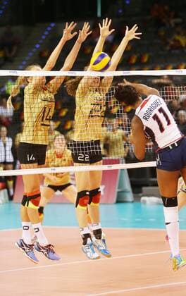 Stuttgart , Volleyball World Grand Prix Deutschland vs. Dominikanische Republik , von links: Margareta Kozuch Marie Schölzel ( GER ) Erasma Moreno Martinez , Trikoname Rodriguez
