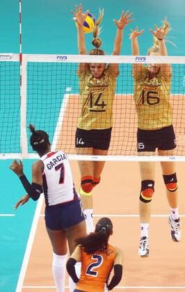 Stuttgart , Volleyball World Grand Prix Deutschland vs. Dominikanische Republik , von links: Maria Yvett Garcia de la Cruz Margareta Kozuch Anja Brandt ( GER )