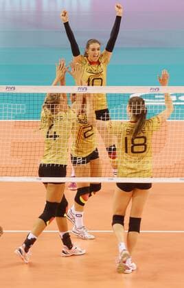 Stuttgart , Volleyball World Grand Prix Deutschland vs. Dominikanische Republik , Jubel Deutschland , oben : 10 : Lena Stigrot