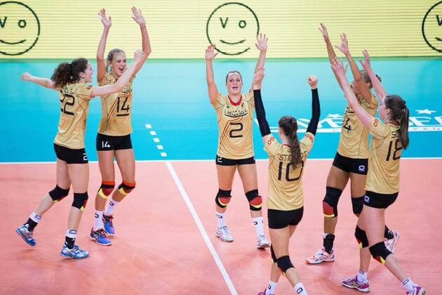 Stuttgart Jubel Margareta Kozuch 14 (Deutschland Germany) und Kathleen Weiv? Weiss 2 (Deutschland Germany) FIVB World Grand Prix 2015 in Stuttgart: Deutschland gegen Dominikanische Republik Volleyball, FIVB World Grand Prix, Laenderspiel, Nationalmannschaft, Schmetterlinge, Stuttgart, Porsche-Arena, Damen, Frauen, female, Deutschland, Dominikanische Republik, Serbien, Tuerkei, DVV, FIVB, Deutscher Volleyball Verband Copyright: Wuechner Eibner-Pressefoto EP_NWR