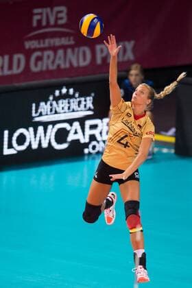 16.07.2015, Porsche Arena, Stuttgart Volleyball, World Grand Prix 2015, Gruppe I, Deutschland vs. Dominikanische Republik Aufschlag Service Maren Brinker ( 4 GER)