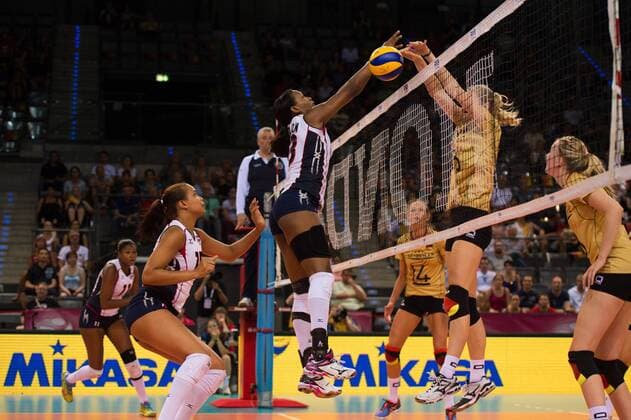 16.07.2015, Porsche Arena, Stuttgart Volleyball, World Grand Prix 2015, Gruppe I, Deutschland vs. Dominikanische Republik Block Cindy Carolina Rondon Martinez ( 13 DOM) - Block Anja Brandt ( 16 GER)
