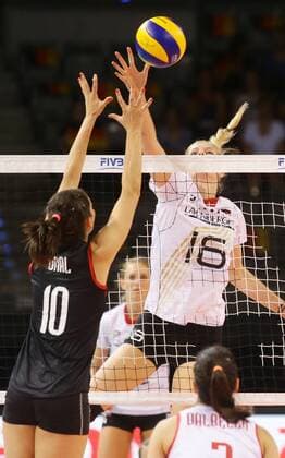 Stuttgart , Volleyball World Grand Prix Deutschland vs. Türkei , rechts: Anja brandt ( GER )