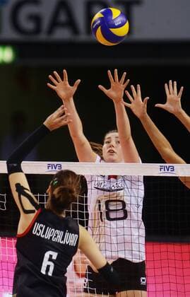Stuttgart , Volleyball World Grand Prix Deutschland vs. Türkei , hinten: Wiebke Silge ( GER )
