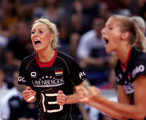 Stuttgart , Volleyball World Grand Prix Deutschland vs. Serbien, Saskia Hippe (GER) jubelt und ballt die Fäuste