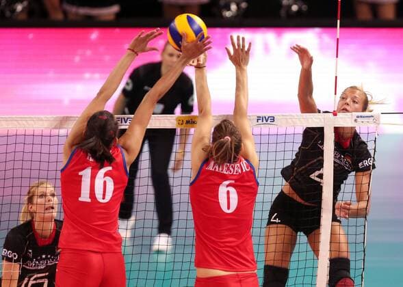 Stuttgart , Volleyball World Grand Prix Deutschland vs. Serbien, Maren Brinker (GER, rechts)