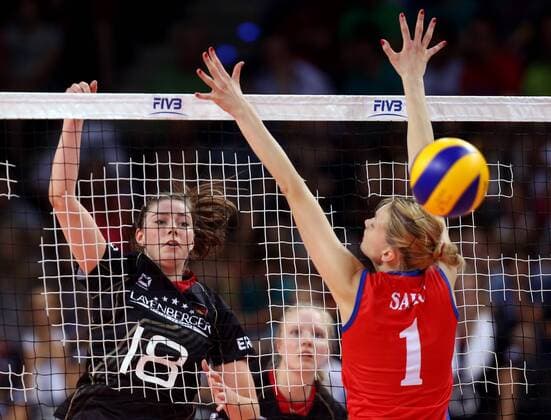 Stuttgart , Volleyball World Grand Prix Deutschland vs. Serbien, Wiebke Silge (GER, links)