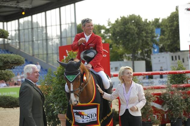 Aktuell Springreiten, Ursula von der Leyen während der Siegerehrung zum Nationenpreis beim CSIO in Mannheim Mannheim - CSIO 2015, Leyen, Ursula von der; Beerbaum, Ludger (GER) -