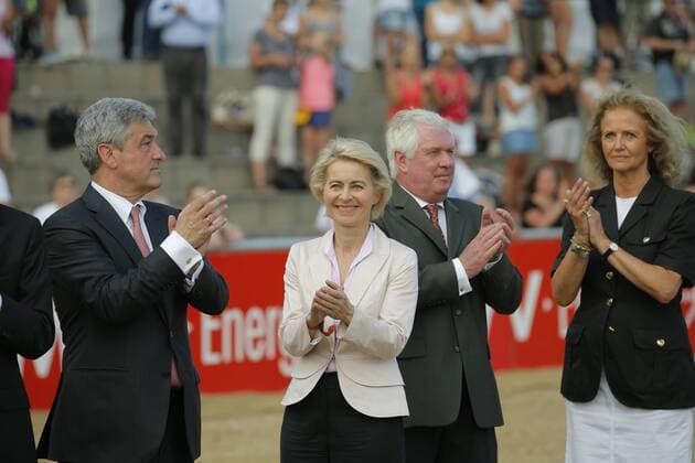 Aktuell Springreiten, Ursula von der Leyen während der Siegerehrung zum Nationenpreis beim CSIO in Mannheim Mannheim - CSIO 2015, Hofmann, Peter; Leyen, Ursula von der; Rantzau, Breido Graf zu -