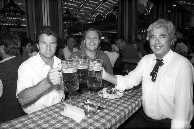 v.li.: Trainer Jupp Heynckes, Manager Uli Hoeneß und Präsident Fritz Scherer (alle FC Bayern München) auf dem Oktoberfest in München