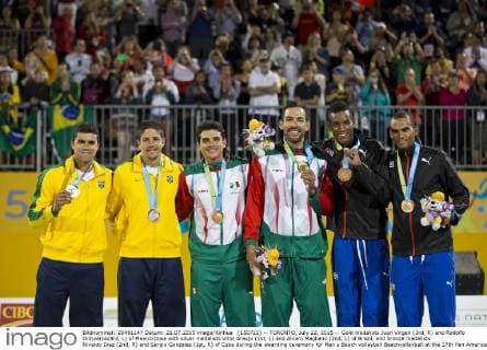 (150722) -- TORONTO, July 22, 2015 -- Gold medalists Juan Virgen (3rd, R) and Rodolfo Ontiveros(3rd, L) of Mexico pose with silver medalists Vitor Araujo (1st, L) and Alvaro Magliano (2nd, L) of Brazil, and bronze medalists Nivaldo Diaz (2nd, R) and Sergio Gonzalez (1st, R) of Cuba during the awarding ceremony for Men s Beach volleyball Beachvolleyball at the 17th Pan American Games in Toronto, Canada on July 21, 2015. Juan Virgen and Rodolfo Ontiveros claimed the title after defeating Vitor Araujo and Alvaro Magliano of Brazil with 2-1 in the gold medal match. )(wll) (SP)CANADA-TORONTO-PAN AM GAMES-BEACH VOLLEYBALL ZouxZheng 