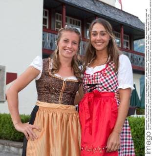 Annika Beck und Tamira Paszek im Dirndl vor dem Weitmoser Schloessl in Bad Hof Gastein, Player s Party,privat, Tennis - Gastein Ladies 2015 - WTA Tennis Damen - Europaeischer Hof - Bad Gastein - - Oesterreich - 21 July 2015. Juergen Hasenkopf