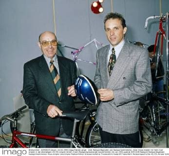 Zwei Radsportlegenden und Radsportweltmeister, Vater Klaus Ampler mit Sohn Uwe Ampler in der ehemaligen VELTEC Ampler GmbH, ihrem Radsportgrosshandel AmplerFamilie