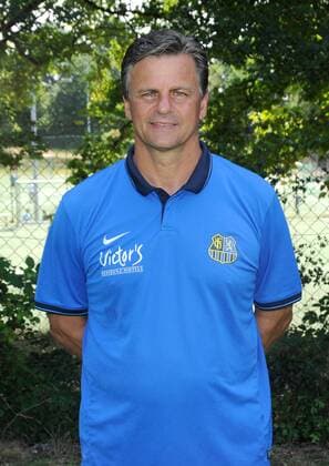Mannschaftsshooting beim 1. FC Saarbrücken auf dem Trainingsplatz in Saarbrücken am Mittwoch (22.07.2015). Im Bild: Cheftrainer Falko Götz.