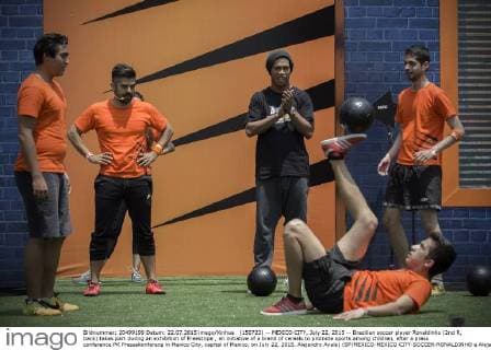 (150723) -- MEXICO CITY, July 22, 2015 -- Brazilian soccer player Ronaldinho (2nd R, back) takes part during an exhibition of Freestripe , an initiative of a brand of cereals to promote sports among children, after a press conference PK Pressekonferenz in Mexico City, capital of Mexico, on July 22, 2015. Alejandro Ayala) (SP)MEXICO-MEXICO CITY-SOCCER-RONALDINHO e AlejandroxAyala 