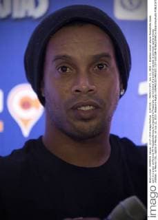 (150723) -- MEXICO CITY, July 22, 2015 -- Brazilian soccer player Ronaldinho takes part in a press conference PK Pressekonferenz to present the Freestripe , an initiative of a brand of cereals to promote sports among children, in Mexico City, capital of Mexico, on July 22, 2015. Alejandro Ayala) (SP)MEXICO-MEXICO CITY-SOCCER-RONALDINHO e AlejandroxAyala 