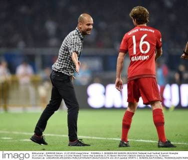 FUSSBALL 1. BUNDESLIGA SAISON 2015 2016 Testspiel Audi Football Summit Shanghai 21.07.2015 FC Bayern München 1-0 Inter Mailand Trainer Pep Guardiola (li, FC Bayern München) klatscht Gianluca Gaudino (re, FC Bayern München) ab xxNOxMODELxRELEASExx 