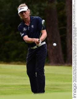 23.07.2015. Sunningdale, Berkshire, England. Seniors Open Golf Tournament, round 1. Bernhard Langer (GER) chips on xJonxBromleyx  ActionPlus11642785
