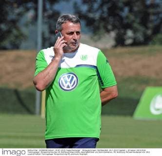 Donaueschingen, Öschberghof, 24.7.2013 Fussball 1. Bl Saison 2015 2016 Trainingslager, Morgentraining des VfL Wolfsburg Klaus Allofs, Geschäftsführer und Kommunikation, VfL Wolfsburg Michael Heuberger