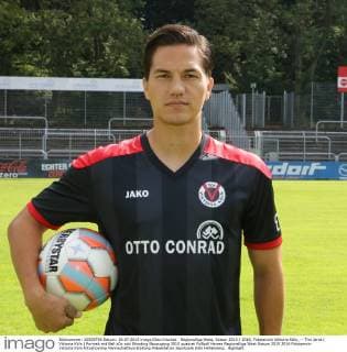 Regionalliga West, Saison 2015 2016, Fototermin Viktoria Köln, -- Tim Jerat ( Viktoria Köln ) Portrait mit Ball