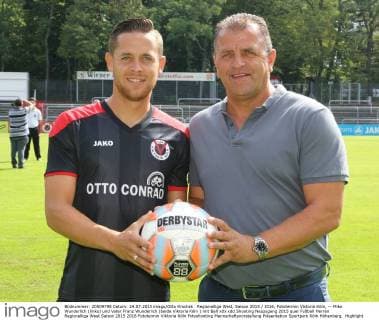 Regionalliga West, Saison 2015 2016, Fototermin Viktoria Köln, -- Mike Wunderlich (links) und Vater Franz Wunderlich (beide Viktoria Köln ) mit Ball