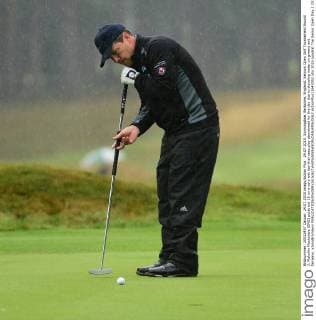 24.07.2015. Sunningdale, Berkshire, England. Seniors Open Golf Tournament Round 2. Malcolm Mackenzie (ENG) putts out 16 on a very wet day that sees play abandoned for the day due to standing water on greens and fairways. xJonxBromleyx  ActionPlus11643052