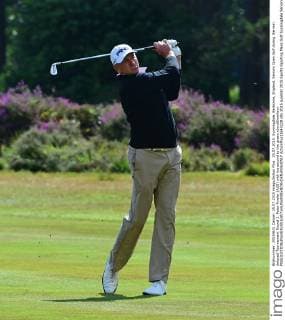 25.07.2015. Sunningdale, Berkshire, England. Seniors Open Golf during the rain delayed Tournament Round 2. Peter Fowler (AUS) with his second to the green xJonxBromleyx  ActionPlus11643228