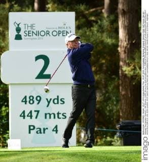 25.07.2015. Sunningdale, Berkshire, England. Seniors Open Golf during the rain delayed Tournament Round 2. Jeff Sluman (USA) drives the 2nd xJonxBromleyx  ActionPlus11643221