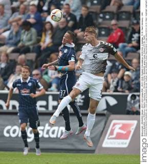 25.07.2015, Fussball 2.Bundesliga 2015 2016, 1.Spieltag, FC St. Pauli Hamburg - DSC Arminia Bielefeld, am Millerntor-Stadion Hamburg, v.l. Christian Müller (Bielefeld) gegen Lasse Sobiech (FC St. Pauli) 