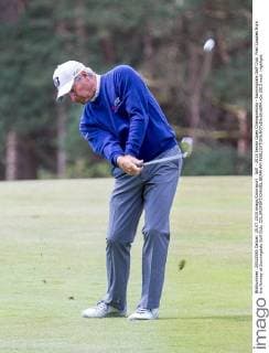 Golf - 2015 Senior Open Championship - Sunningdale Golf Club. Fred Couples from the fairway at Sunningdale Golf Club. COLORSPORT DANIEL BEARHAM 
