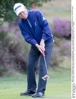 Golf - 2015 Senior Open Championship - Sunningdale Golf Club. Jeff Sluman putts at Sunningdale Golf Club. COLORSPORT DANIEL BEARHAM 