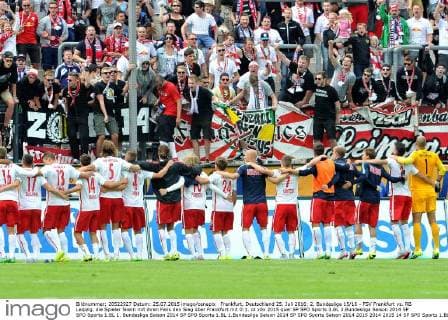 Frankfurt, Deutschland 25. Juli 2016: 2. Bundesliga 15 16 - FSV Frankfurt vs. RB Leipzig. die Spieler feiern mit ihren Fans den Sieg über Frankfurt mit 0:1. ot