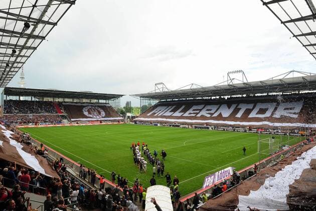 Fußball, Stadiongeschichte FC St. Pauli Fussball 2. Bundesliga 1. Spieltag FC St. Pauli - am 25.07.2015 im Millerntor-Stadion in Hamburg Einlauf der Mannschaften im Millerntorstadion xPBJPGx
