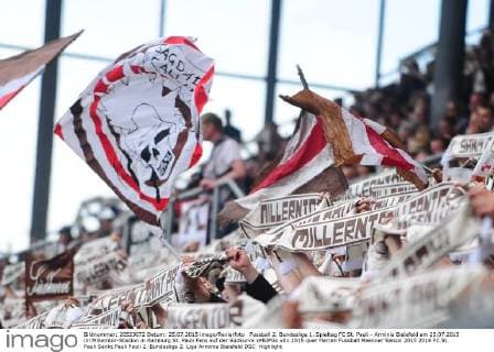 Fussball 2. Bundesliga 1. Spieltag FC St. Pauli - Arminia Bielefeld am 25.07.2015 im Millerntor-Stadion in Hamburg St. Pauli Fans auf der Südkurve xPBJPGx