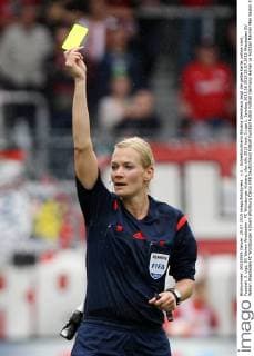 v.li.: Schiedsrichterin Bibiana Steinhaus zeigt die gelbe Karte, yellow card, Fussball, 3. Liga, SV Wehen Wiesbaden - FC Würzburger Kickers, xfsx